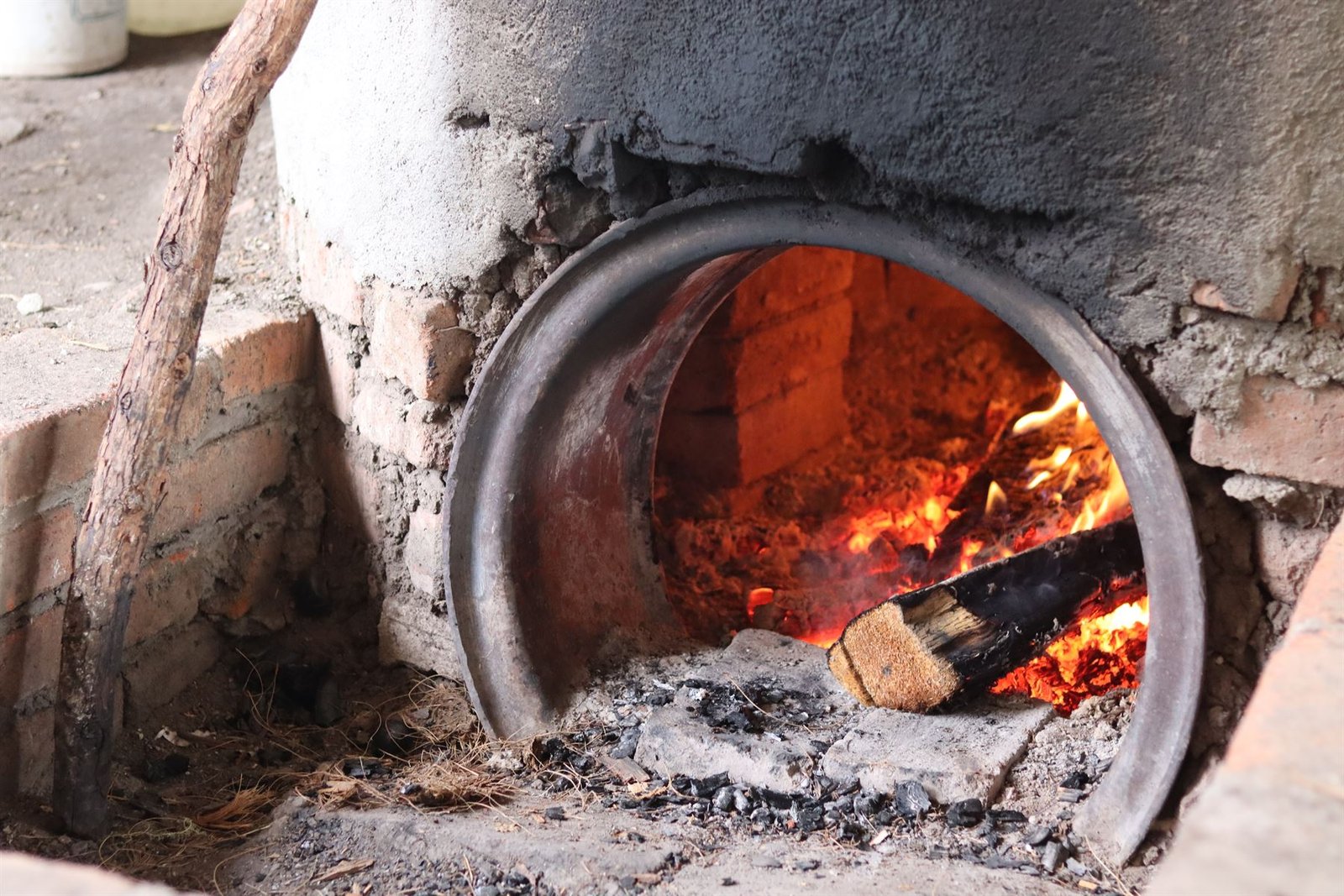 Horno cónico de piedra donde se cuecen las piñas de agave