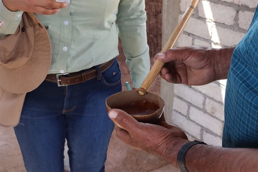 Cata de mezcal en jícara de barro