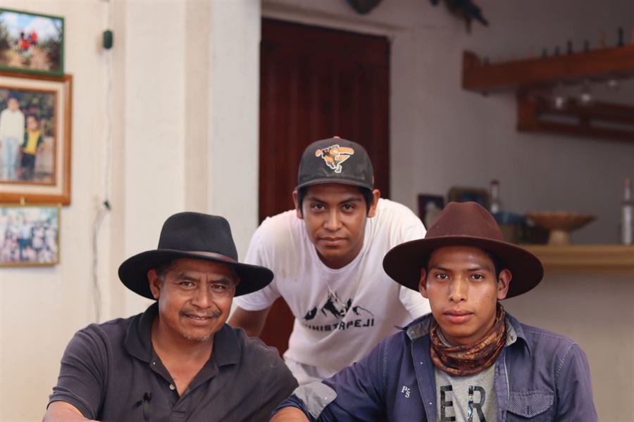 Equipo de Mezcal Yoó Tu en el palenque