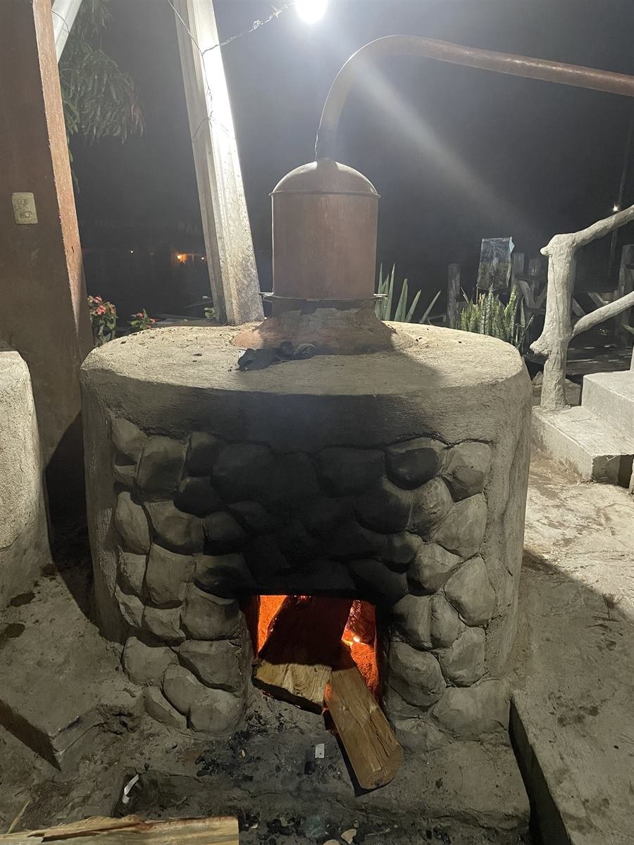 Horno cónico de piedra con el fuego encendido durante la noche